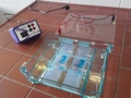 slika s komentarjem: Elektroforeza: Oprema za izvedbo elektroforeze: banjica s pufrom, agarozni gel in električni napajalnik